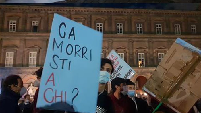 napoli ancora in piazza contro le restrizioni