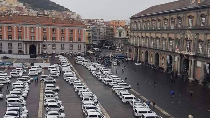 napoli i taxi occupano piazza plebiscito