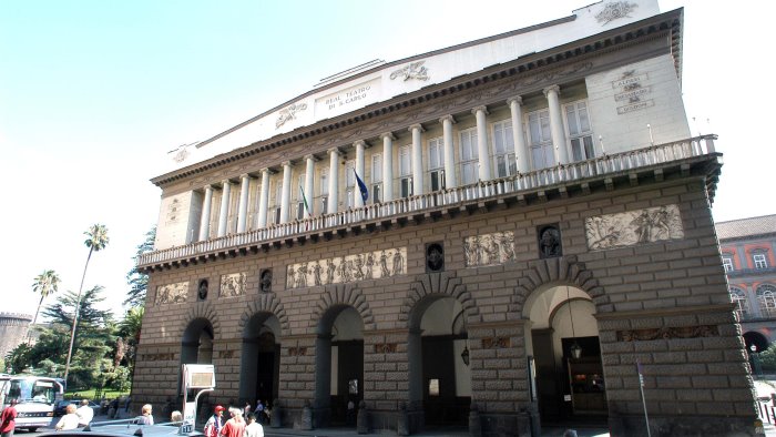 contagi al teatro san carlo attivita sospesa