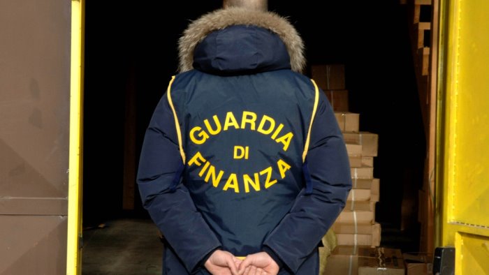 arzano sequestrate 139mila mascherine non a norma