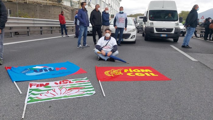 i lavoratori whirlpool bloccano l autostrada