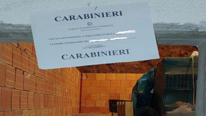 scavano un locale nella roccia senza permessi 3 denunciati