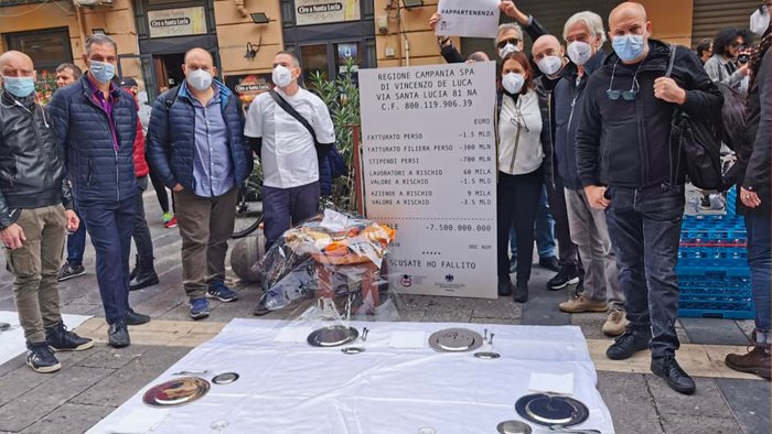 napoli i ristoratori apparecchiano a terra per protestare