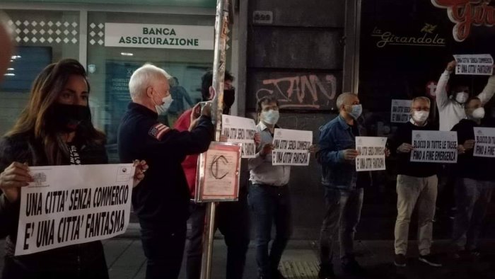 nuova protesta dei commercianti luci spente a via toledo