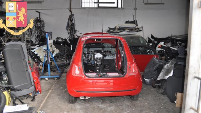 officina di auto rubate a san valentino torio denunciato