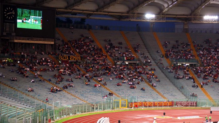 serie b chiede aiuti contro crisi striscioni su tutti i campi