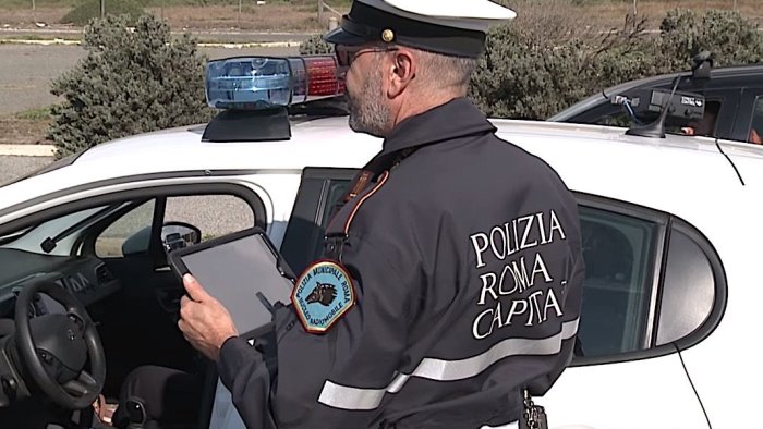 roma tenta rapina e per fuggire si nasconde in un cassonetto