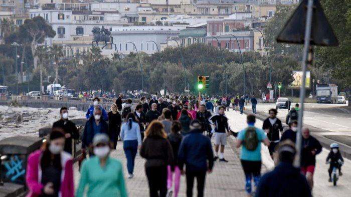 covid lockdown napoli per ora folla su lungomare