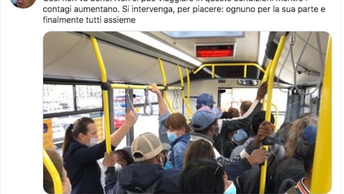 tutti accalcati sul bus bassolino cosi non va bene