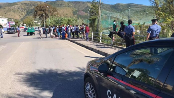 palinuro migranti in strada dateci i risultati dei tamponi