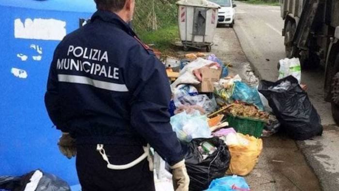 foto trappole per i furbetti dei rifiuti ad agropoli