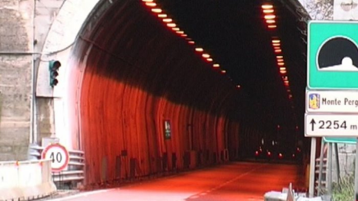 raccordo rilievi nella galleria tunnel chiuso di notte