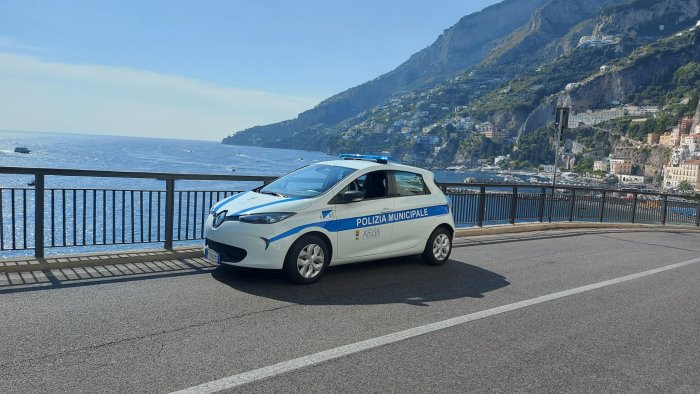 amalfi nuova auto elettrica per la polizia municipale