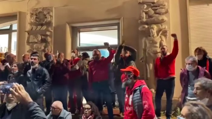 attacco alla cgil manifestanti cantano bella ciao davanti la sede nazionale