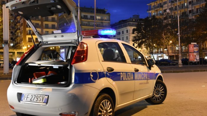 salerno lite in piazza amendola extracomunitario ferito ad una mano