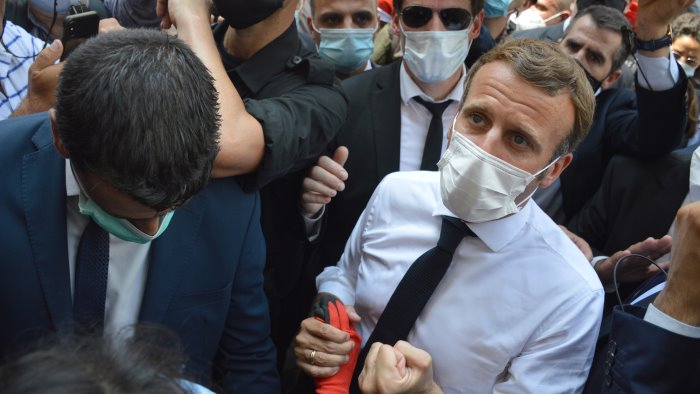 marsiglia arrestato un uomo dopo aver usato la tessera sanitaria di macron