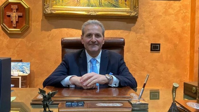 sindaco indagato il centrodestra enzo napoli si dimetta e chiarisca