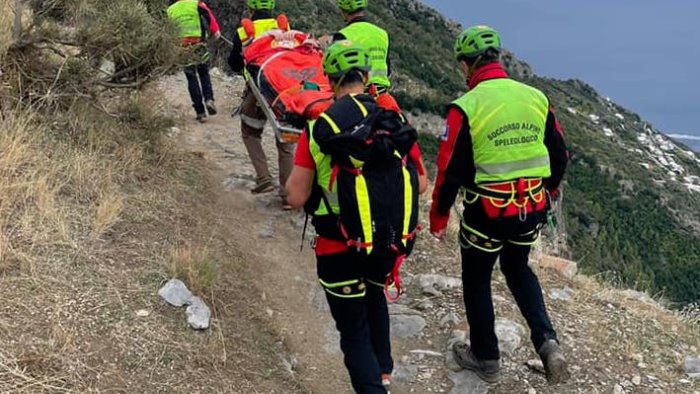 cade sul sentiero degli dei turista 29enne salvata dal soccorso alpino