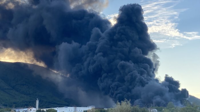 incendio airola intervento arpac per valutare effetti ambientali