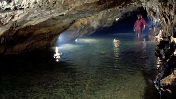 grotte di pertosa e auletta da sabato partono le visite speleologiche in acqua