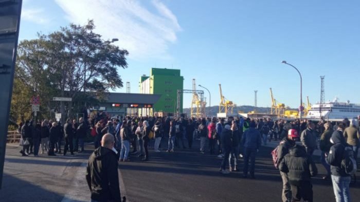 green pass proteste e blocchi nei porti di genova e trieste