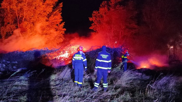 fiamme a battipaglia a fuoco sterpaglie e materiali di risulta