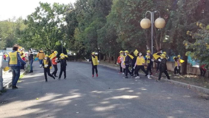 battipaglia gli alunni dell i c marconi a caccia di rifiuti con legambiente