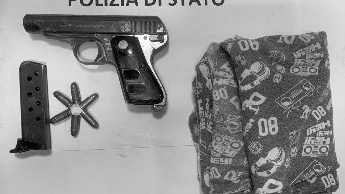 nascondeva in casa una pistola droga e una placca da carabiniere arrestato