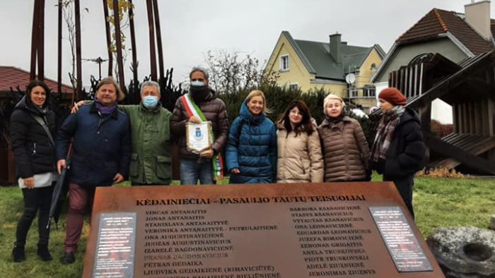 campagna inaugura il memoriale della storia diversa realizzato a kedainiai