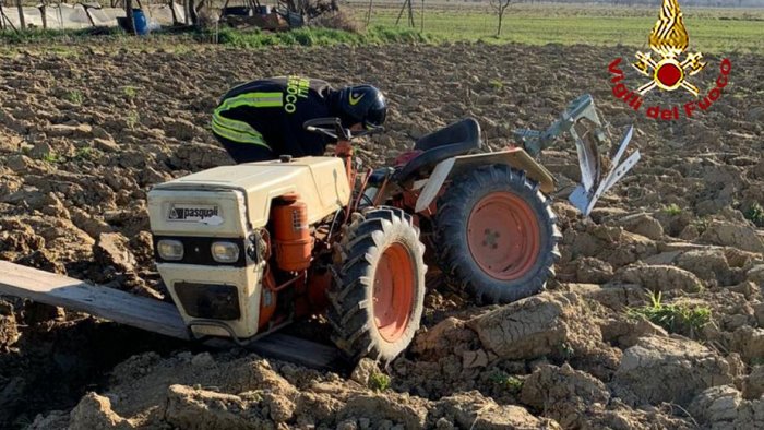 travolto dal trattore muore 74enne di vallesaccarda