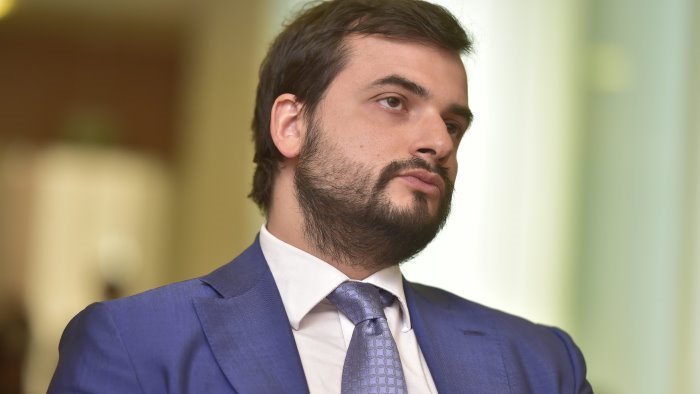 sibilia m5s in piazza a roma no a violenza e rigurgiti di fascismo