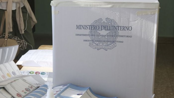 urne aperte per i ballottaggi occhi puntati su roma e torino