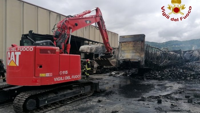 incendio tir un escavatore da napoli per rimuovere le carcasse