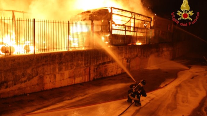 maxi rogo ad arcella e il terzo incendio in un mese in un azienda campana