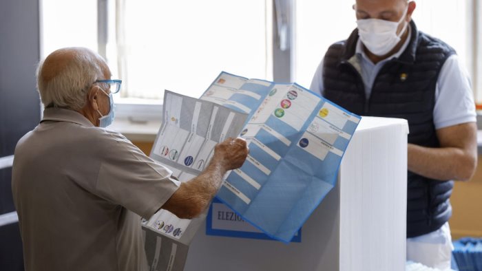 ballottaggi per exit poll avanti gualtieri e lo russo a roma e torino