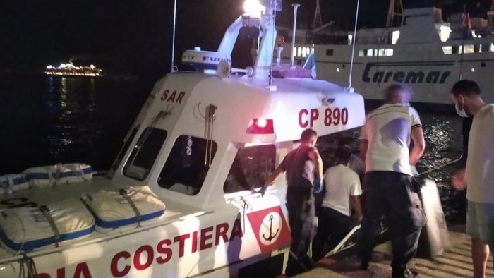 cadavere su un gommone in avaria al largo choc nel mare del cilento