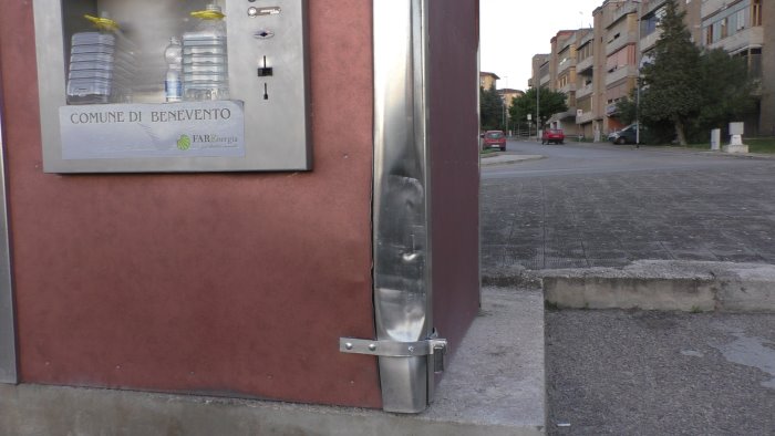 danneggiate le casette dell acqua a benevento e giallo indaga la polizia