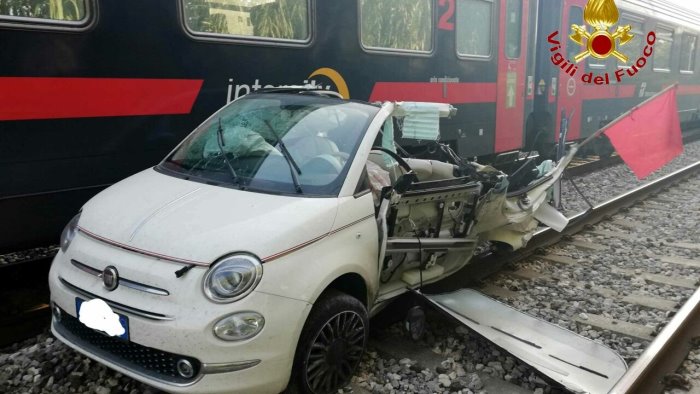 tragedia sfiorata a maddaloni treno travolge auto salve in extremis 2 ragazze