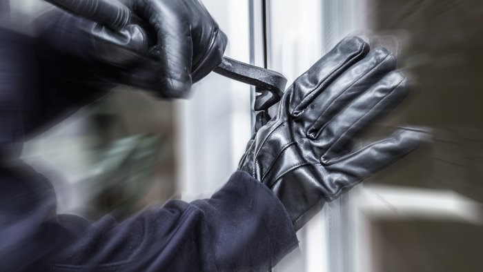 ladri in azione nella notte nel mirino una farmacia e un bar