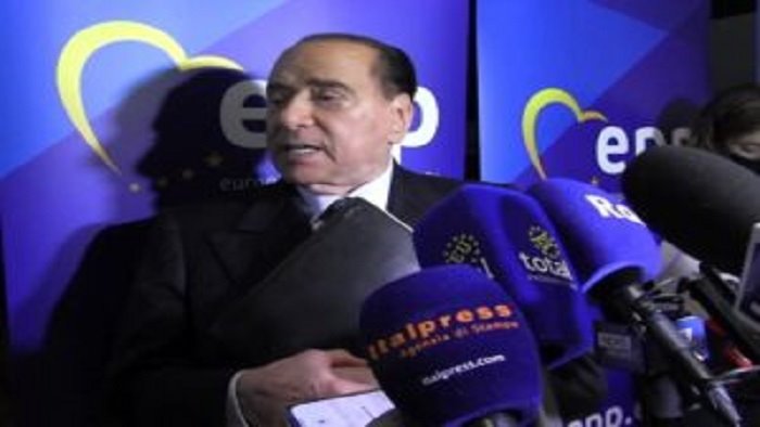 berlusconi centrodestra italiano lontano dagli estremismi