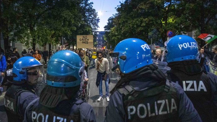 manifestazione no green pass a milano un arresto e 83 denunciati