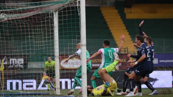 avellino 3 gol alla paganese in 10 per provare a scrollarsi di dosso la crisi