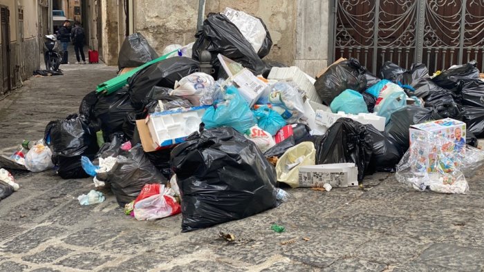 microdiscarica in centro salerno pulita colpa di ristoranti e pescherie