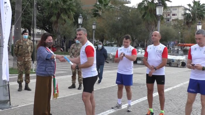 l esercito ricorda il milite ignoto 24 ore di corsa a staffetta a salerno