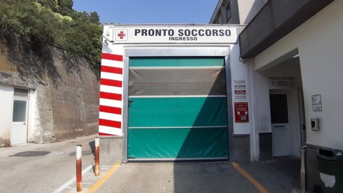 politraumatizzato giunge in ospedale trasportato con un furgone e poi muore