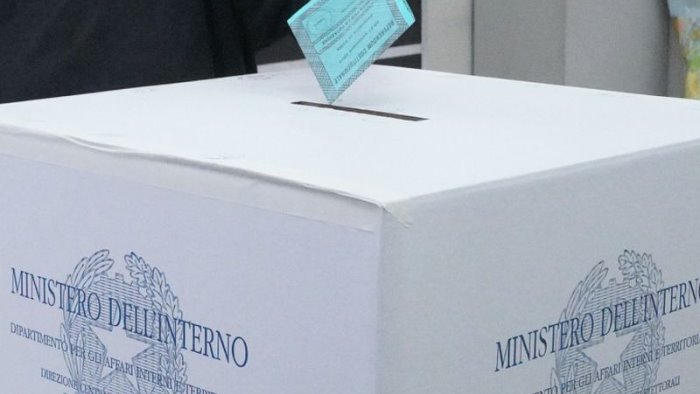 italiani al voto in 1 192 comuni corsa al sindaco in 6 grandi citta