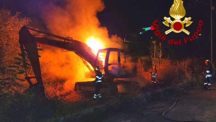 grottolella escavatore in fiamme a via roma si indaga