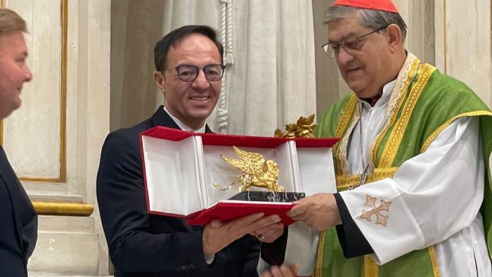 al cardinale sepe il leone d oro per la sua opera pastorale