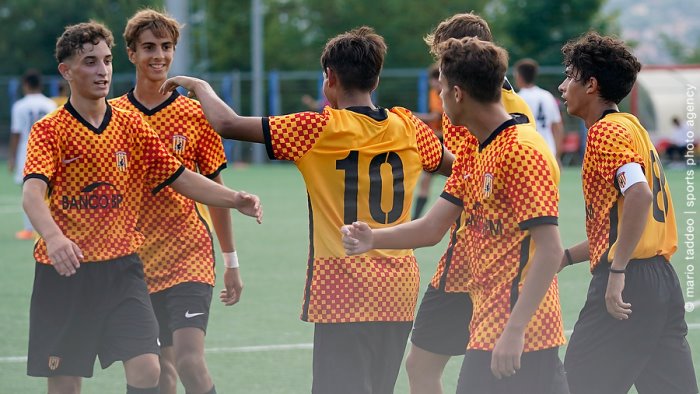 under 16 benevento straripante quattro gol al cosenza le foto