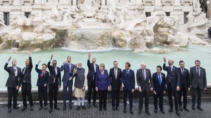 g20 draghi e i leader a fontana di trevi lanciano la monetina